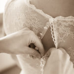 Brautkleid zuknöpfen