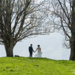 Braut und Bräutigam bei Baum